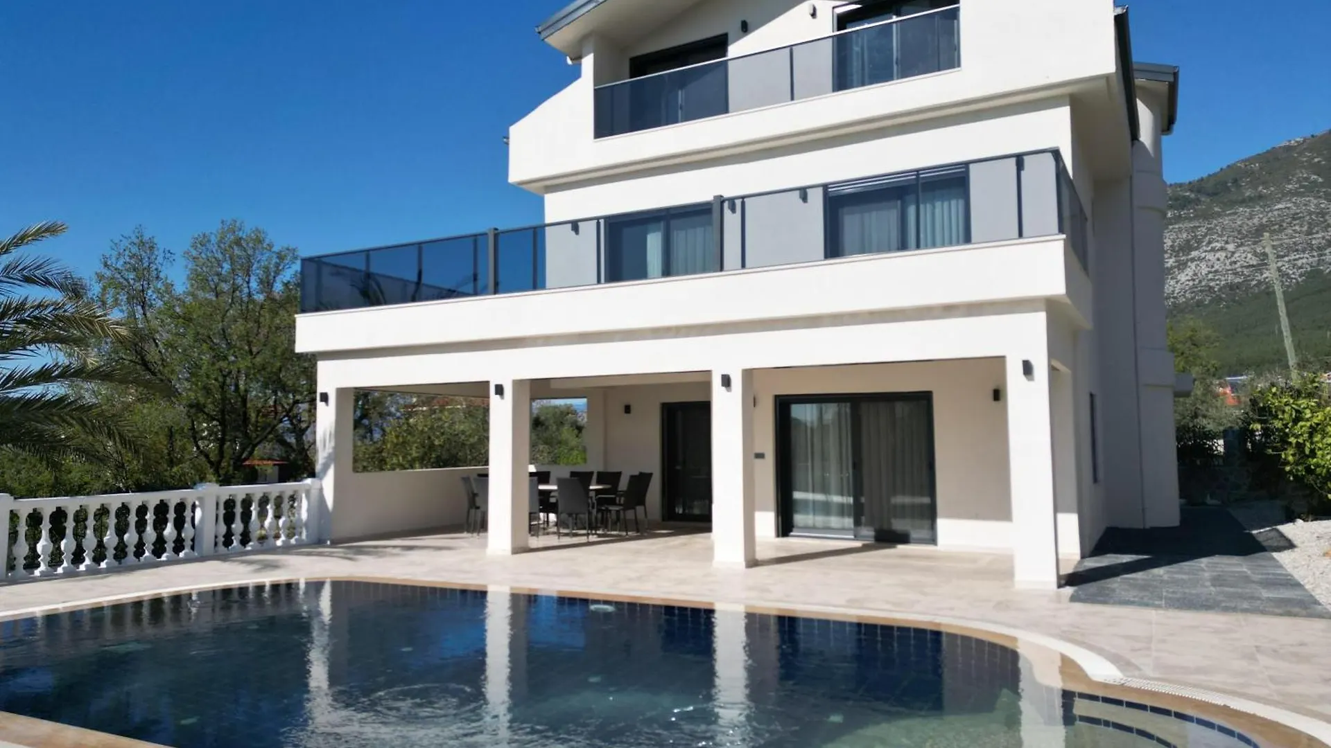 White Deluxe Villa فتحية